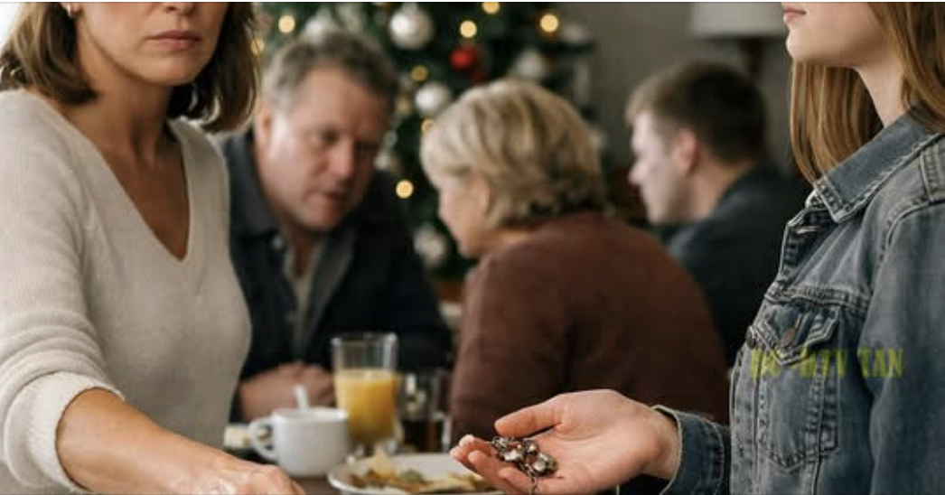 At Family Dinner, My Niece Snatched My Bracelet And Said, ‘Mom Says It’s From The Flea Market.’ Then…..