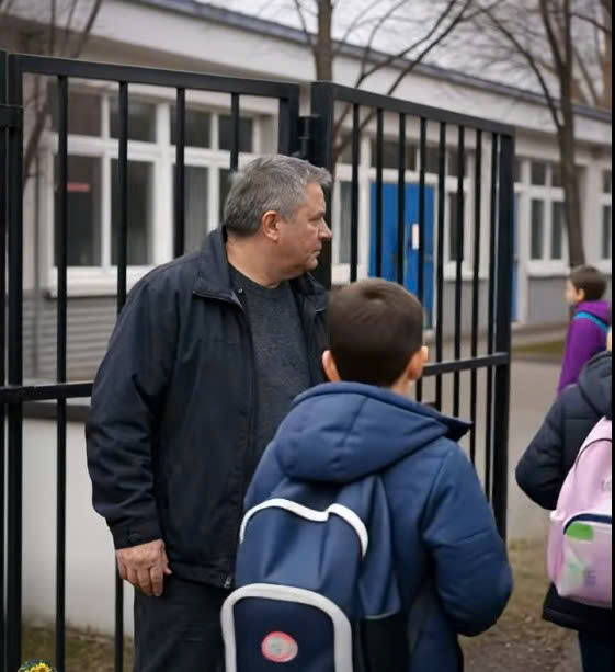 Varje morgon stod han vid skolgrinden och följde barnen med en intensiv, granskande blick